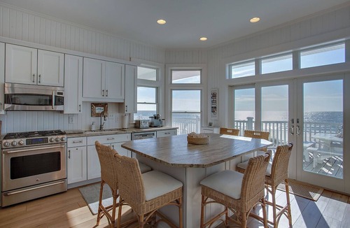 East End House | THIS LOVELY HOUSE overlooking the gulf is one of the island's most charming accommodations.