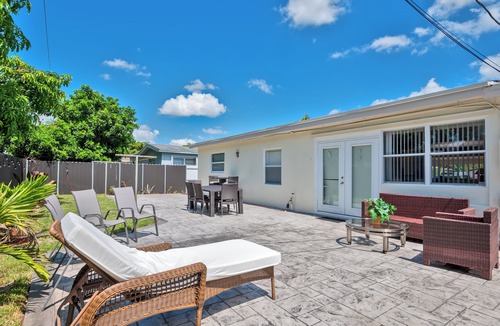 Miramar House | This luxurious 3 bedrooms 2 bathrooms, Jacuzzi pool