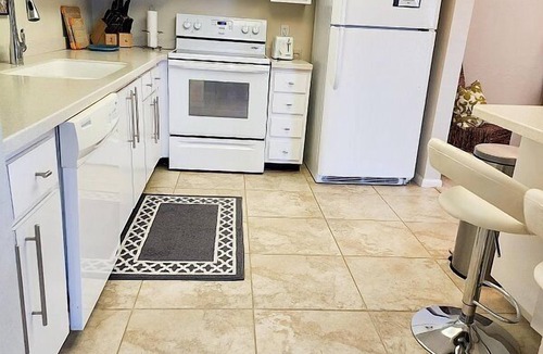 South Island Condo | This penthouse vacation rental condo boasts 1400 sq. feet of living area and.