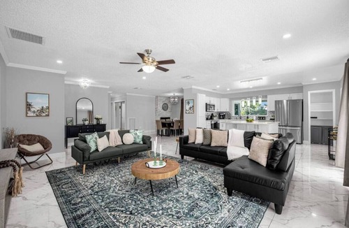 Tampa House | This tropical spacious pool house screams modern luxury