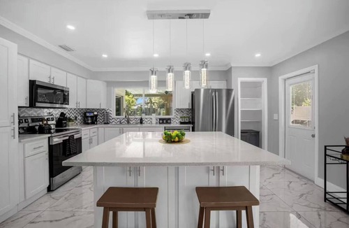 Tampa House | This tropical spacious pool house screams modern luxury
