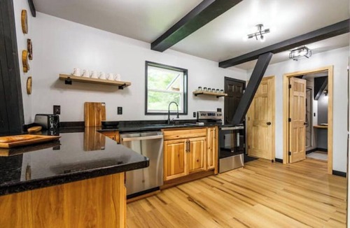 Cosby Cabin | Thor’s Cabin luxury pet-friendly A-Frame w/hot/cold tub & sauna 15 min to GSMNP