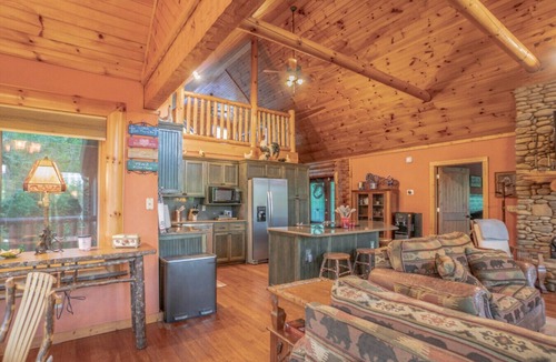 Dandridge House | Three Homes- Smoke Rise Lodge and Barn Poppy`s Plc