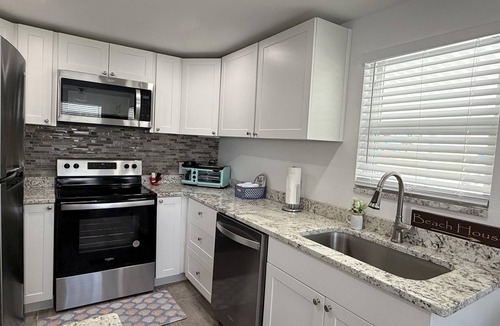 Grove City House | Tiki Bar Retreat – Fire Pit – Pet-Friendly
