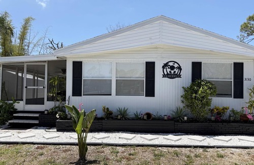 Grove City House | Tiki Bar Retreat – Fire Pit – Pet-Friendly