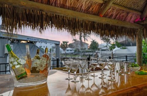Connors House | Tiki Hut Hideaway - Cozy Poolside Escape, Walk to Beach