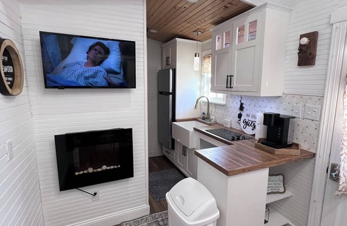 Hartwell House | Tiny Home with BIG Personality is located just 5 minutes from Lake Hartwell!