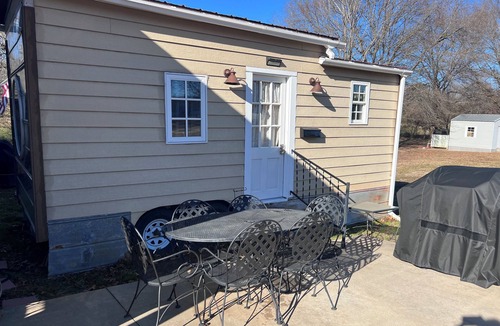 Hartwell House | Tiny Home with BIG Personality is located just 5 minutes from Lake Hartwell!