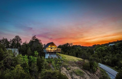 Sevierville House | TN Whiskey Cabin- Lake and Mtn Views- Covered Deck- Game Room- Pool Table- Pets