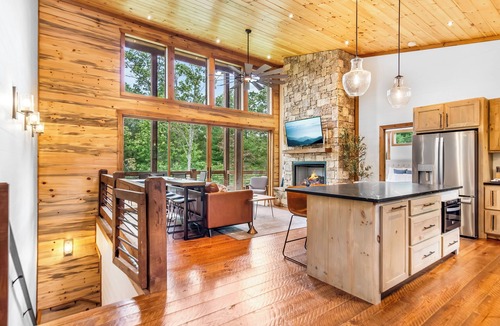Epworth Cabin | Toasted Oak Luxury Blue Ridge Cabin w/Hot Tub