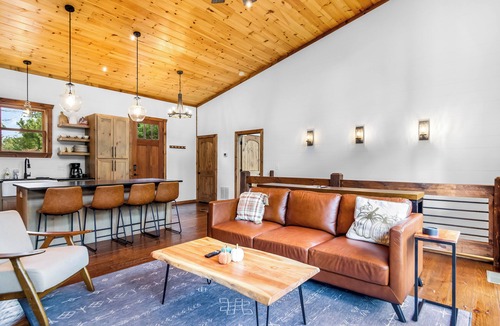Epworth Cabin | Toasted Oak Luxury Blue Ridge Cabin w/Hot Tub