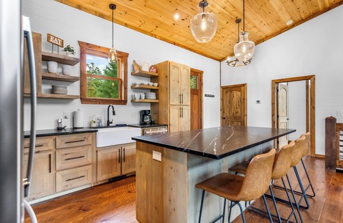 Epworth Cabin | Toasted Oak Luxury Blue Ridge Cabin w/Hot Tub