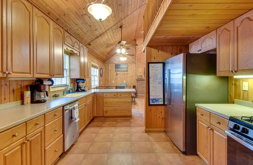 Toccoa Cottage | Toccoa Vacation Rental w/ Game Room & Boat Dock!