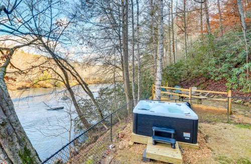 Mineral Bluff House | 'Toccoa Waterfront Hideaway:' Hot Tub & Fire Pit!