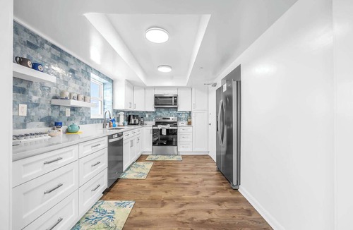 South Patrick Shores Condo | Top-floor retreat w/balcony & parking
