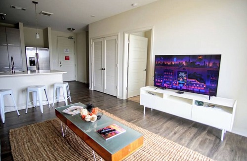 Fourth Ward Apartment | Top Floor with City Views ★ Gym & Pool ★ King Bed