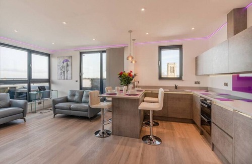 Cheltenham Condo | Town Centre Penthouse with Hot Tub 22