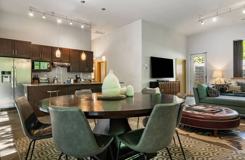 Bent Creek House | Trail on Property, Amazing AVL Location, & Hot Tub