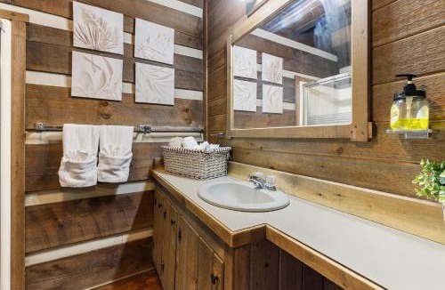 Fancy Gap House | Tranquil Cabin with Jacuzzi, Porch Swing, and Mountain Views! Cabin 3
