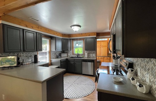 Waynesville House | Tranquil & Charming Hideaway ♛ King Suite, Hot Tub, Fire Pit & Covered Porch