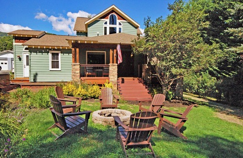 Waynesville House | Tranquil & Charming Hideaway ♛ King Suite, Hot Tub, Fire Pit & Covered Porch