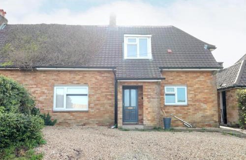 Bushton House | Tranquil Clyffe Cottage