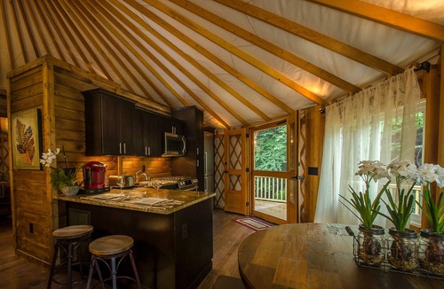 Topton House | Tranquil Haven Luxury Yurt - Creekside Glamping w/Private Hot Tub