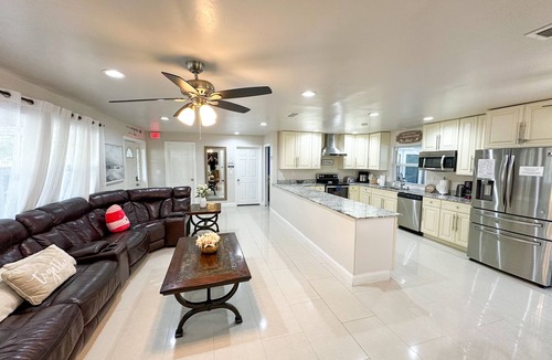 Lake Clarke Shores House | TRANQUIL PALM BEACH 5BR/4BA HOME - PRIVATE POOL - HOT TUB - HOME THEATER