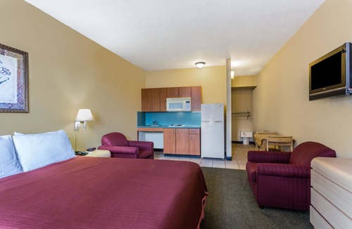 Okeechobee Hotel | Travelodge Suites by Wyndham Lake Okeechobee