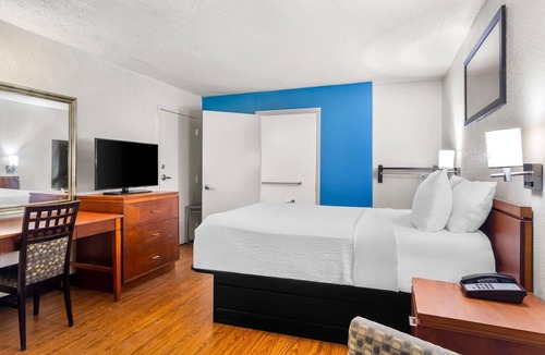 MacClenny Hotel | Travelodge Suites by Wyndham MacClenny/I-10