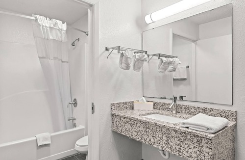 MacClenny Hotel | Travelodge Suites by Wyndham MacClenny/I-10