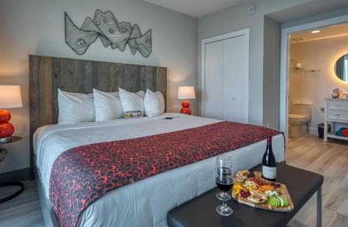 Treasure Island Hotel | Treasure Island Waterfront Retreat – 3 Modern Suites with Kitchen & Balcony