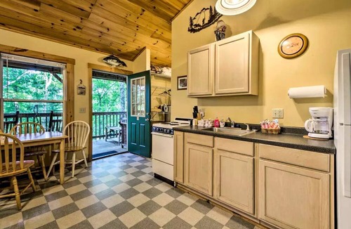 Bryson City Cabin | Tree Cabin with a Private Hot Tub near Nantahala National Forest in North Carolina