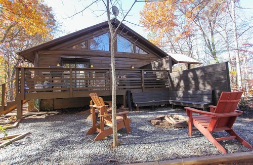 Bryson City Cabin | Treehouse C - A Suite Getaway for Two