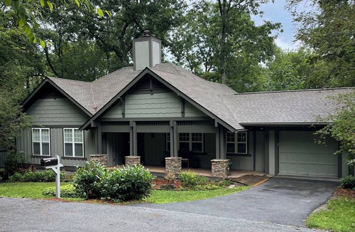 Highlands Cottage | Treetop Cottage-3 bed, 2 bath newly updated !