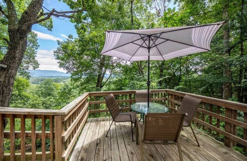 Luray House | Treetop Hideaway/Stunning Views/Dog friendly