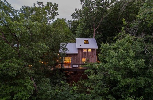 Chattanooga House | Treetop Hideaways - The Redbud Treehouse
