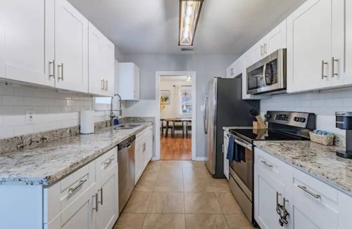 Seminole Heights House | Trendzy Suite - King Bed/HotTub - Close to Downtown and Foodie Hotspots