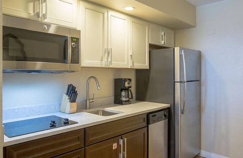 Ormond Shores Condo | Tropical 1BD vacation condo in beautiful resort setting with pool amenities to enjoy