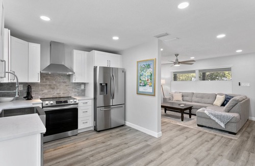 Ballast Point House | Tropical 3bd bungalow with pool! Walk to Bayshore!
