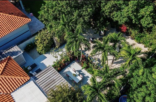 El Portal House | Tropical 4-Bedroom Oasis!! 15 Min From The Beach!!