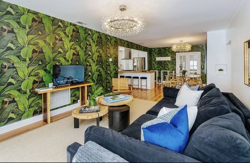 El Portal House | Tropical 4-Bedroom Oasis!! 15 Min From The Beach!!