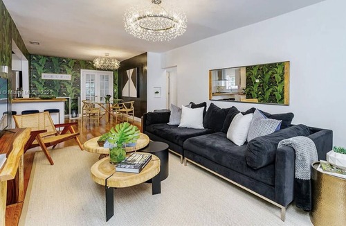 El Portal House | Tropical 4-Bedroom Oasis!! 15 Min From The Beach!!