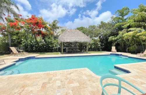 Royal Poinciana House | Tropical Breeze 12 Guests-Heated Pool-Golf-Beach