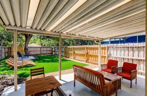 Mango Groves House | Tropical Bungalow, Walk to Lake Ave & Beach