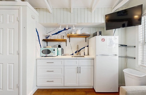 Old Town Apartment | Tropical getaway with pool & sundeck - 1 block to Duval St, 2 blocks to beach