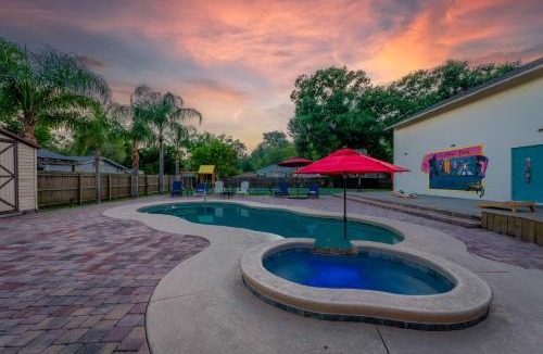 June Park House | Tropical Oasis- Pickleball, Pool, Hot Tub- 15 min to beach