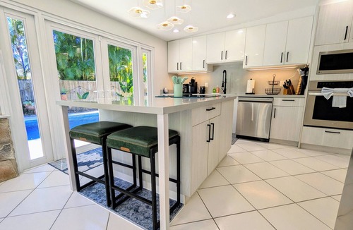 North Palm Beach House | Tropical Retreat: King Bed+Heated Pool+Grill + 3 bed/2 bath + Sleeps 8