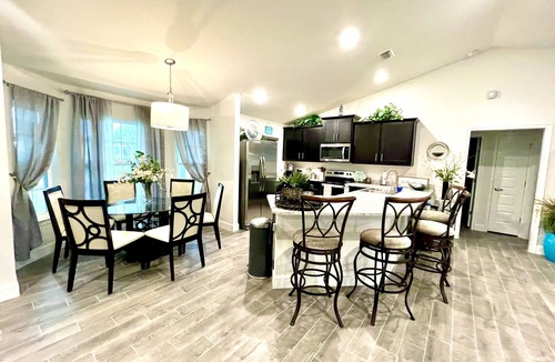 Jacarandas House | Tropical Retreat- Newer 3 Bedroom, 2 Bath- Sleeps 8 !