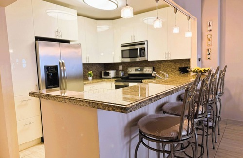 Hallandale Beach Apartment | Tropical vacation BEACH CONDO 1 bedroom 1,5 bath 2 parking spots sleeps up to 6